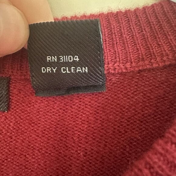 WH Belk 100% Cashmere Sweater Men M Maroon Red Fine 2 Ply Preppy VNeck Old Money - Picture 7 of 7